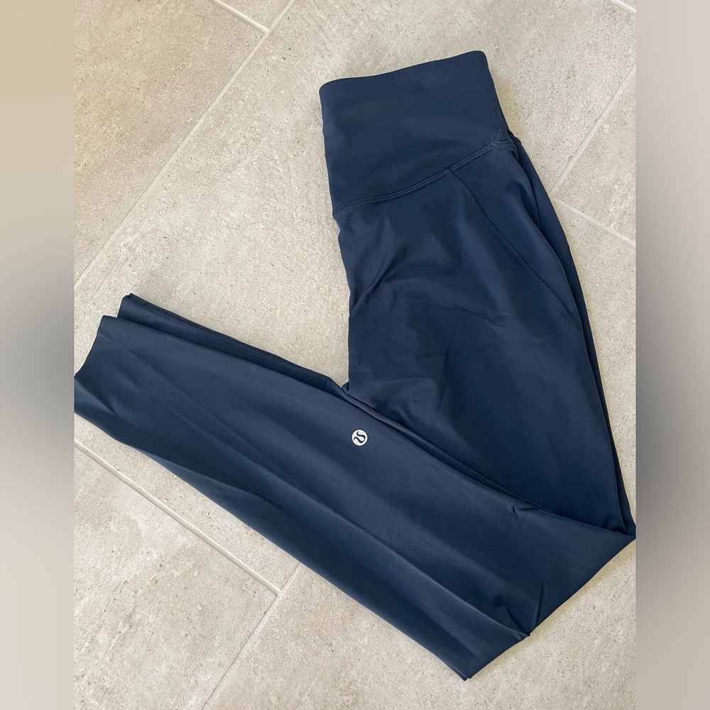 Lululemon Leggings

Like new!

Size 6

25’’

Navy Blue